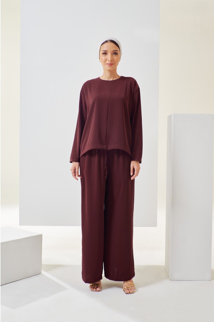 Diora Set In Mahogany