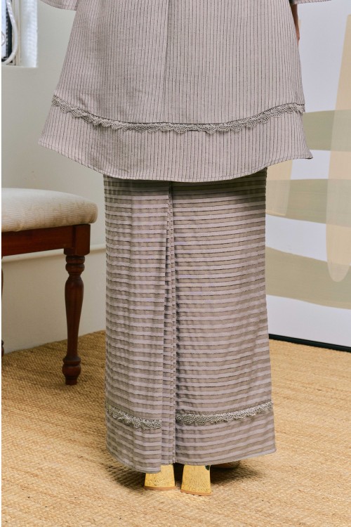 Lily In Galuh (Greyish Purple)